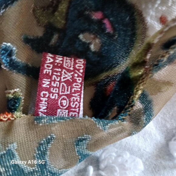 Elegant cape/wrap - Picture 5 of 5